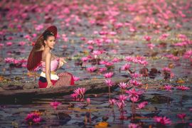 Lais Puzzle - Asiatische Frauen auf dem Boot im Lotusteich. Sie trägt traditionelle thailändische Kleider - 2.000 Teile