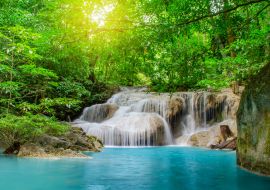 Lais Puzzle - Wasserfall im tiefen Wald am Erawan-Wasserfall, schöner Wasserfall mit Sonnenlichtstrahlen im tiefen Wald, Erawan-Nationalpark in Kanchanaburi, Thailand - 1.000 Teile