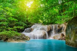 Lais Puzzle - Wasserfall im tiefen Wald am Erawan-Wasserfall, schöner Wasserfall mit Sonnenlichtstrahlen im tiefen Wald, Erawan-Nationalpark in Kanchanaburi, Thailand - 2.000 Teile