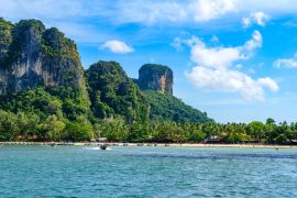 Lais Puzzle - Railay West Beach mit schöner Felsformation und Landschaftskulisse in der Provinz Krabi - tropische Küste mit paradiesischen Stränden - Thailand - 2.000 Teile