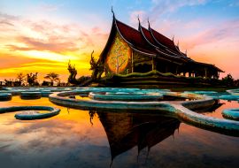 Lais Puzzle - Erstaunlicher Tempel Sirindhorn Wararam Phuproud in der Provinz Ubon Ratchathani in der Dämmerung, Thailand - 1.000 Teile