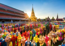 Lais Puzzle - Die schönen Lanna-Laternen sind Laternen im nordthailändischen Stil beim Loi Krathong oder Yi Peng Festival im Wat Phra That Hariphunchai, einem buddhistischen Tempel in Lamphun, Thailand - 1.000 Teile