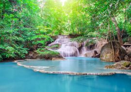 Lais Puzzle - Wasserfall im tiefen Wald am Erawan-Wasserfall, schöner Wasserfall mit Sonnenlichtstrahlen im tiefen Wald, Erawan-Nationalpark in Kanchanaburi - 1.000 Teile