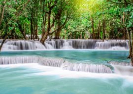Lais Puzzle - Reise zum schönen Wasserfall im tropischen Regenwald, weiches Wasser des Baches im Naturpark in Kanchanaburi - 1.000 Teile
