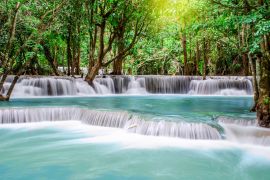Lais Puzzle - Reise zum schönen Wasserfall im tropischen Regenwald, weiches Wasser des Baches im Naturpark in Kanchanaburi - 2.000 Teile