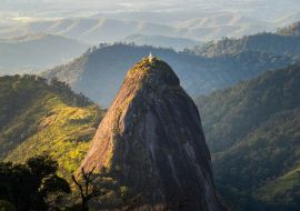 Lais Puzzle - Spektakulärer Blick auf den Doi Nork, einen riesigen grauen schwarzen Felsen im Doi Luang Nationalpark in der thailändischen Provinz Phayao bei Sonnenuntergang - 1.000 Teile