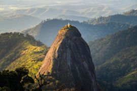 Lais Puzzle - Spektakulärer Blick auf den Doi Nork, einen riesigen grauen schwarzen Felsen im Doi Luang Nationalpark in der thailändischen Provinz Phayao bei Sonnenuntergang - 2.000 Teile