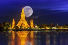 Lais Puzzle - Wat Arun in der Nacht mit Super-Vollmond, Wat Arun in der Nacht mit Licht Gold ist der älteste Tempel des Chao Phraya River und Vollmond in den dunklen Himmel in Bangkok Thailand - 2.000 Teile