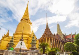 Lais Puzzle - Bild im Inneren des Smaragd-Buddha-Tempels und des Großen Palastes mit der großen Pagode und der Kirche gegen den Himmel, Dies ist ein wichtiger buddhistischer Tempel und ein berühmtes Touristenziel in Bangkok - 1.000 Teile