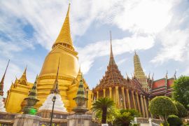 Lais Puzzle - Bild im Inneren des Smaragd-Buddha-Tempels und des Großen Palastes mit der großen Pagode und der Kirche gegen den Himmel, Dies ist ein wichtiger buddhistischer Tempel und ein berühmtes Touristenziel in Bangkok - 2.000 Teile