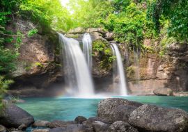 Lais Puzzle - Reise zum schönen Wasserfall im tiefen Wald, weiches Wasser des Baches im Naturpark am Haew Suwat Wasserfall im Khao Yai National Park - 1.000 Teile
