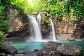 Lais Puzzle - Reise zum schönen Wasserfall im tiefen Wald, weiches Wasser des Baches im Naturpark am Haew Suwat Wasserfall im Khao Yai National Park - 2.000 Teile