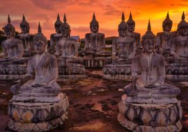 Lais Puzzle - Viele Buddha-Statuen bei Sonnenuntergang im Süden Thailands - 1.000 Teile