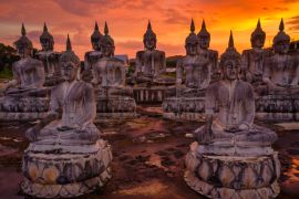 Lais Puzzle - Viele Buddha-Statuen bei Sonnenuntergang im Süden Thailands - 2.000 Teile
