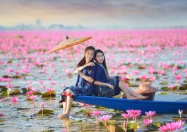 Lais Puzzle - Asiatische Frau in traditioneller thailändischer Kleidung, Vintage-Stil, See mit rosa Lotus, Thailand - 1.000 Teile