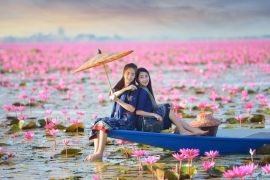 Lais Puzzle - Asiatische Frau in traditioneller thailändischer Kleidung, Vintage-Stil, See mit rosa Lotus, Thailand - 2.000 Teile