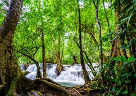 Lais Puzzle - Wasserfall und blaues, smaragdgrünes Wasser im Huay Mae Khamin National Park. Huay Mae Khamin, schöner natürlicher Felsenwasserfall im tropischen Regenwald in der Provinz Kanchanaburi, Thailand - 1.000 Teile