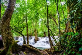 Lais Puzzle - Wasserfall und blaues, smaragdgrünes Wasser im Huay Mae Khamin National Park. Huay Mae Khamin, schöner natürlicher Felsenwasserfall im tropischen Regenwald in der Provinz Kanchanaburi, Thailand - 2.000 Teile