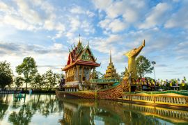 Lais Puzzle - Thailändischer Tempel auf Suphannahong Boot im Wat Pa Suphan Hong am Abend, Provinz Sisaket - 2.000 Teile