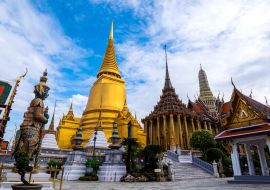 Lais Puzzle - Wunderschöne Landschaft des Wat Phra Si Rattana Satsadaram (Wat Phra Kaew) oder Tempel des Smaragdbuddhas mit blauem Himmel und weißen Wolken. Der beliebteste Tempel der Touristen in Bangkok, Thailand - 1.000 Teile