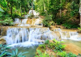 Lais Puzzle - Mae Kae Wasserfall ist ein ungesehener Wasserfall im Tham Pha Thai Nationalpark, Provinz Lampang, Dschungel - 1.000 Teile