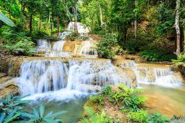 Lais Puzzle - Mae Kae Wasserfall ist ein ungesehener Wasserfall im Tham Pha Thai Nationalpark, Provinz Lampang, Dschungel - 2.000 Teile