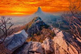 Lais Puzzle - Hohe Berge in den Ebenen und Feldern am Morgen, die neblige in Khao No Nakhon Sawan - 2.000 Teile