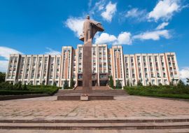 Lais Puzzle - Das Parlamentsgebäude und die Lenin-Statue. Tiraspol ist die Hauptstadt von Transnistrien, einem von den Vereinten Nationen nicht anerkannten Selbstverwaltungsgebiet - 1.000 Teile