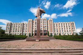 Lais Puzzle - Das Parlamentsgebäude und die Lenin-Statue. Tiraspol ist die Hauptstadt von Transnistrien, einem von den Vereinten Nationen nicht anerkannten Selbstverwaltungsgebiet - 2.000 Teile