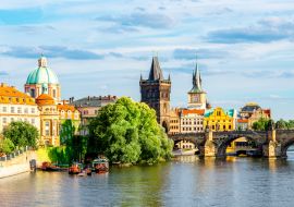 Lais Puzzle - Stadtbild am Flussufer mit Brücke und Altstadt in Prag - 1.000 Teile
