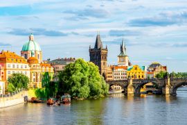 Lais Puzzle - Stadtbild am Flussufer mit Brücke und Altstadt in Prag - 2.000 Teile