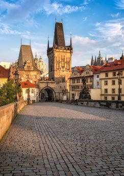 Lais Puzzle - Karlsbrücke in Prag / Schöner sonniger Morgenblick auf die Karlsbrücke in Prag, Tschechische Republik - 1.000 Teile
