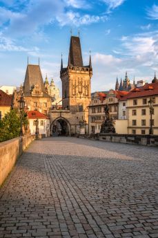 Lais Puzzle - Karlsbrücke in Prag / Schöner sonniger Morgenblick auf die Karlsbrücke in Prag, Tschechische Republik - 2.000 Teile