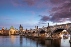 Lais Puzzle - Prag, Tschechische Republik - Wunderschöner violetter Sonnenuntergang und Himmel an der weltberühmten Karlsbrücke (Karluv most) und der Kirche St. Franz von Assisi an einem Winternachmittag - 2.000 Teile