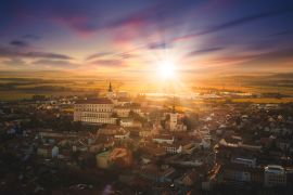 Lais Puzzle - Blick auf die schöne Burg Mikulov, Schloss von Saint Hill bei Sonnenuntergang. Weinregion. Südmähren, Tschechische Republik - 2.000 Teile