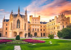 Lais Puzzle - Lednice Chateau mit schönen Gärten und Parks auf sonnigen Sommertag. Lednice-Valtice-Landschaft, Region Südmähren. UNESCO-Welterbestätte - 1.000 Teile