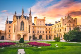 Lais Puzzle - Lednice Chateau mit schönen Gärten und Parks auf sonnigen Sommertag. Lednice-Valtice-Landschaft, Region Südmähren. UNESCO-Welterbestätte - 2.000 Teile
