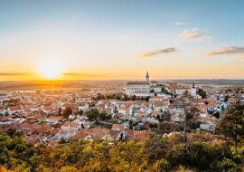 Lais Puzzle - Ansicht von Mikulov mit schönem Barockschloss auf dem Felsen bei Sonnenuntergang, Südmähren, Tschechische Republik - 1.000 Teile