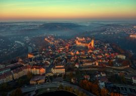Lais Puzzle - Luftaufnahme von Tabor in der Tschechischen Republik, See und Kirchturm im Sonnenlicht des Wintermorgens - 1.000 Teile