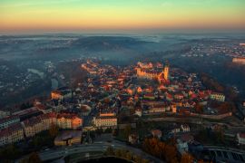 Lais Puzzle - Luftaufnahme von Tabor in der Tschechischen Republik, See und Kirchturm im Sonnenlicht des Wintermorgens - 2.000 Teile