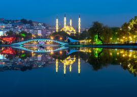 Lais Puzzle - Blick auf die Melike-Hatun-Moschee vom Gençlik-Park in Ankara, Türkei - 1.000 Teile