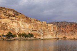Lais Puzzle - Landschaft von Halfeti, im Vordergrund der Euphrat und die Versunkene Moschee. Sanliurfa, Gaziantep in der Türkei - 2.000 Teile