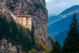 Lais Puzzle - Türkei. Region Macka von Trabzon Stadt - Altindere Tal. Das Sumela-Kloster - 1600 Jahre altes orthodoxes Kloster der Panaghia in 1200 Metern Höhe auf einer steilen Klippe gelegen - 2.000 Teile