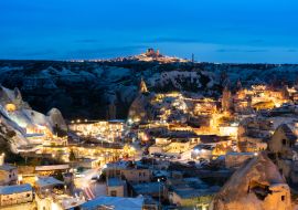 Lais Puzzle - Goreme Stadt in der Dämmerung in Kappadokien Stadtbild und Straßenlaternen am Aussichtspunkt bei Sonnenuntergang - 1.000 Teile