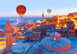 Lais Puzzle - Heißluftballon über der Altstadt von Mardin - Altstadt von Mardin in der blauen Stunde der Dämmerung - Mardin, Türkei - 1.000 Teile