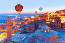 Lais Puzzle - Heißluftballon über der Altstadt von Mardin - Altstadt von Mardin in der blauen Stunde der Dämmerung - Mardin, Türkei - 2.000 Teile