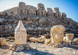 Lais Puzzle - Antike Statuen auf dem Berg Nemrut, Türkei. Die UNESCO-Welterbestätte am Berg Nemrut, wo König Antiochus von Kommagene begraben sein soll - 1.000 Teile