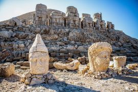 Lais Puzzle - Antike Statuen auf dem Berg Nemrut, Türkei. Die UNESCO-Welterbestätte am Berg Nemrut, wo König Antiochus von Kommagene begraben sein soll - 2.000 Teile