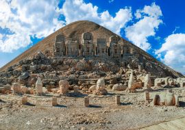 Lais Puzzle - Antike Statuen auf dem Gipfel des Nemrut-Bergs in Adiyaman, Türkei. Die UNESCO-Welterbestätte. Das Grab von König Antiochus von Kommagene - 1.000 Teile