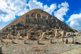 Lais Puzzle - Antike Statuen auf dem Gipfel des Nemrut-Bergs in Adiyaman, Türkei. Die UNESCO-Welterbestätte. Das Grab von König Antiochus von Kommagene - 2.000 Teile
